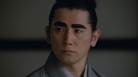 新CM「こころの茶屋 太眉」編のワンシーン。