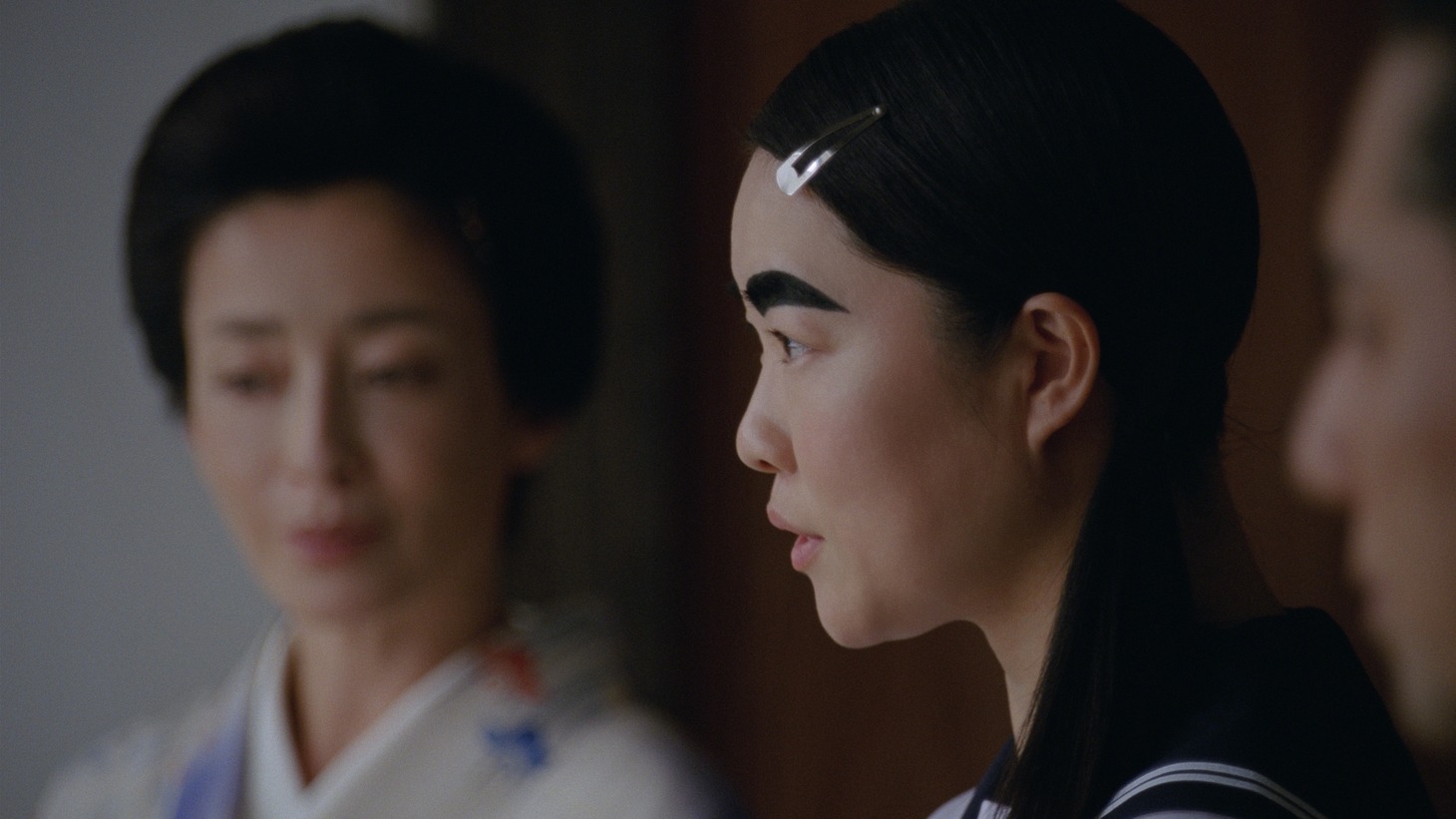 新CM「こころの茶屋 太眉」編のワンシーン。