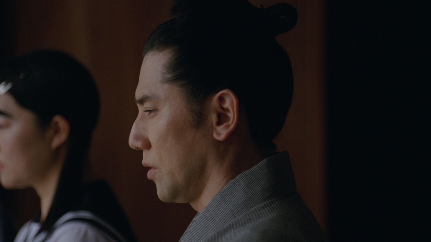 新CM「こころの茶屋 太眉」編のワンシーン。