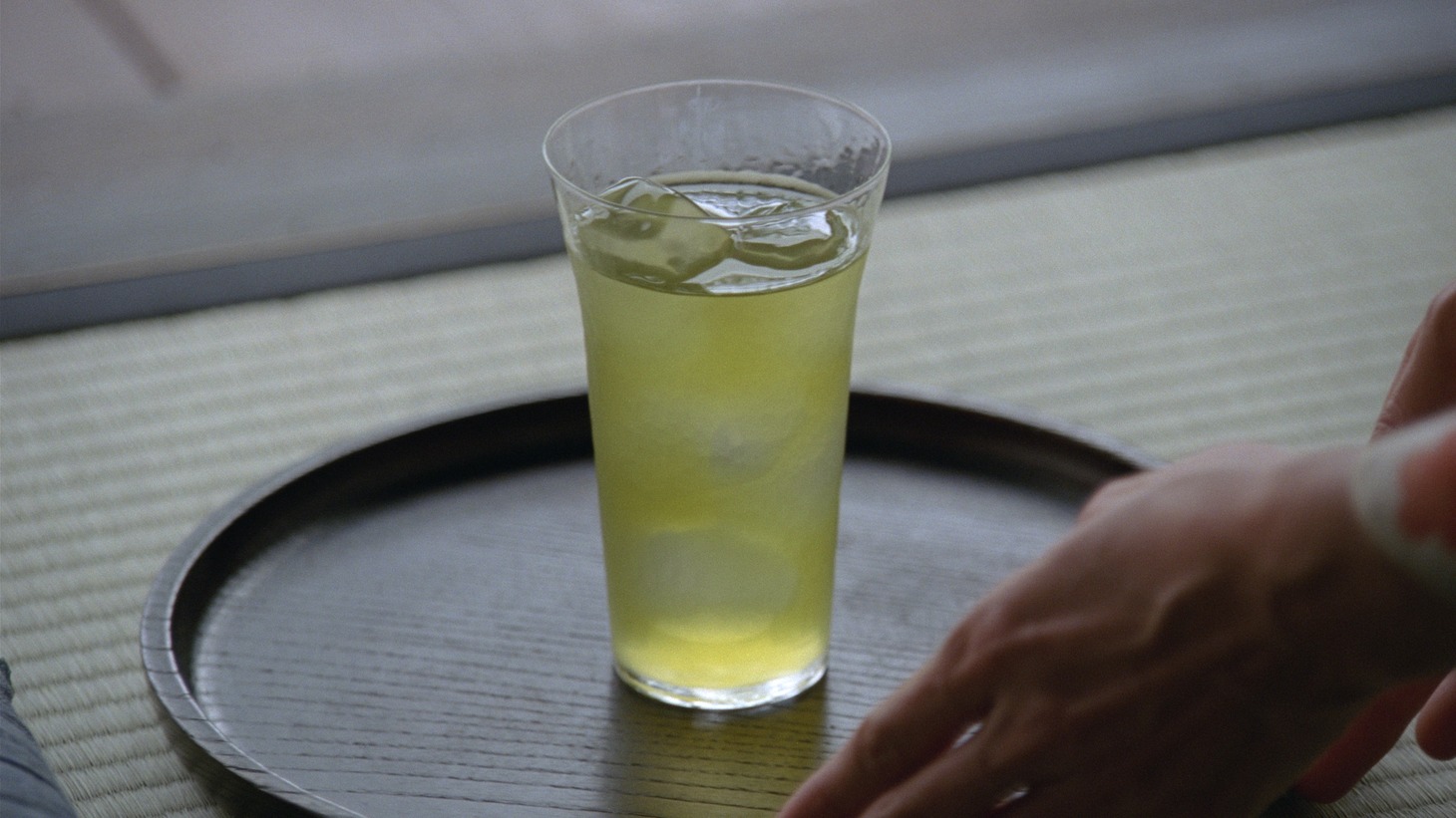 新CM「こころの茶屋 太眉」編のワンシーン。