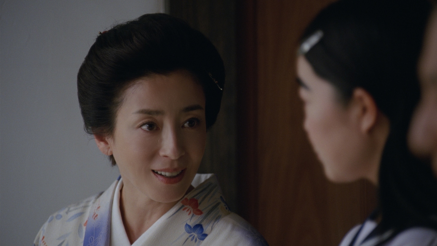 新CM「こころの茶屋 太眉」編のワンシーン。