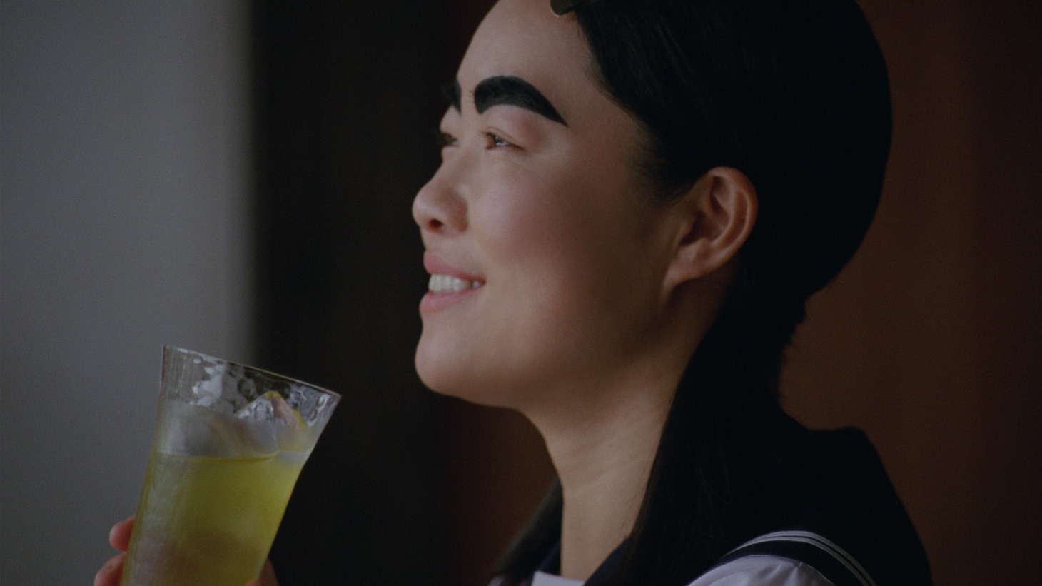 新CM「こころの茶屋 太眉」編のワンシーン。
