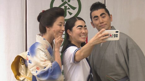 撮影終了後に記念撮影する(左から)宮沢りえ、イモトアヤコ、本木雅弘。