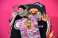 左から小籔千豊、新垣隆。