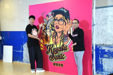 左から小籔千豊、新垣隆。