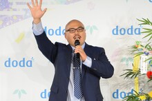「令和わわ～！」と挨拶する安田大サーカス・クロちゃん。