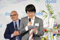 アナウンスに挑戦する三四郎・相田。