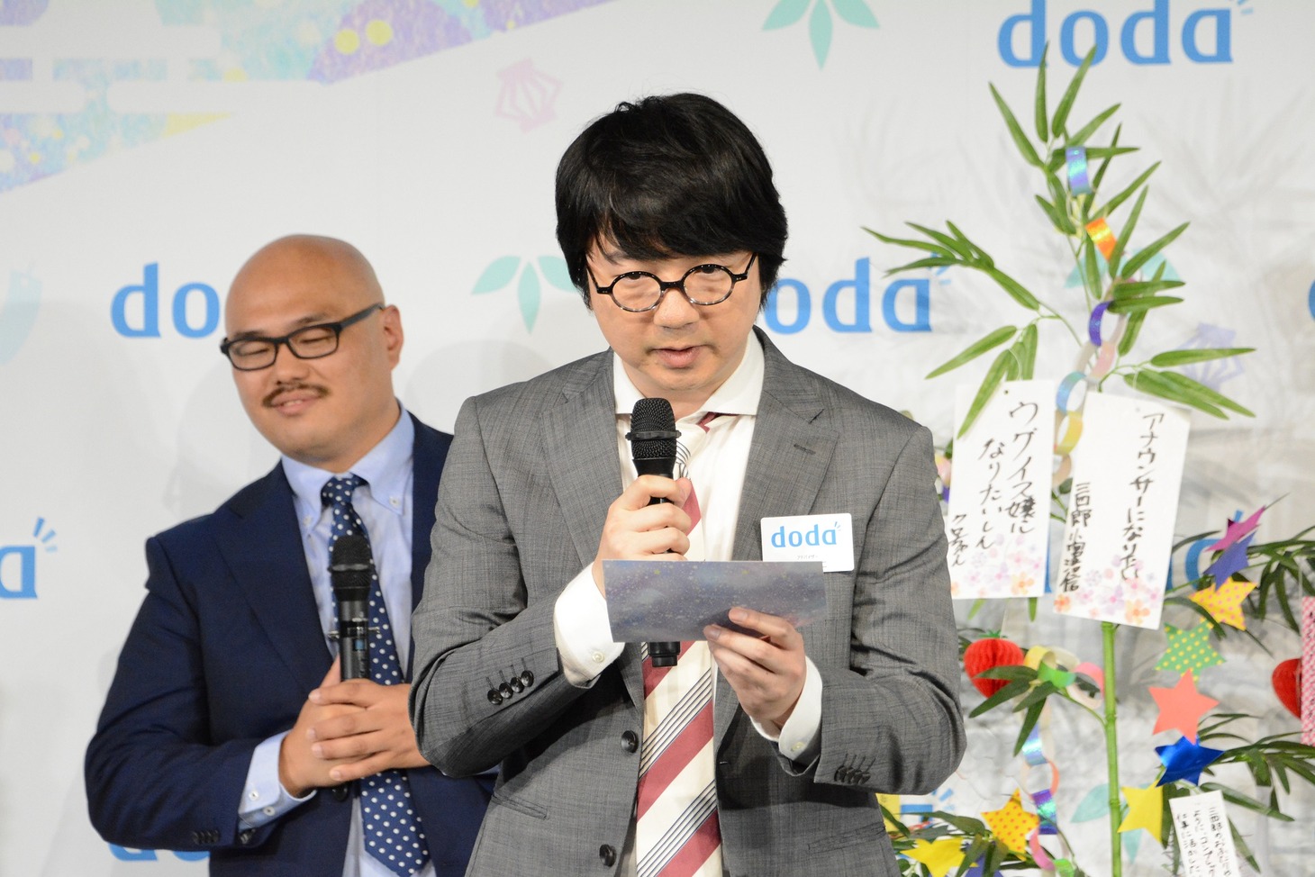 アナウンスに挑戦する三四郎・相田。