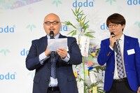 ウグイス嬢になりきる安田大サーカス・クロちゃん（左）。