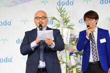 ウグイス嬢になりきる安田大サーカス・クロちゃん（左）。