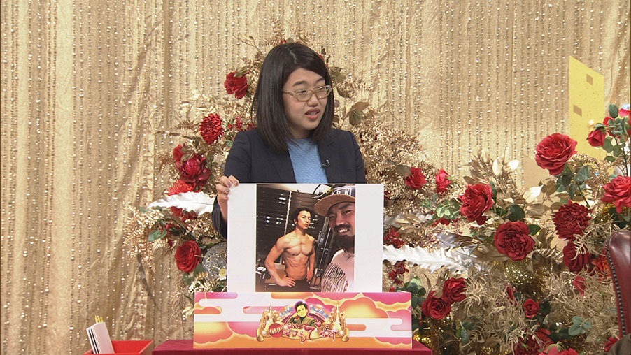 ビースト村山への取材で得た武田真治情報を紹介する横澤夏子。