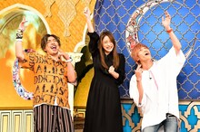 「櫻井・有吉THE夜会」でコラボ漫才を披露するEXITと石原さとみ（中央）。(c)TBS