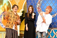EXITと石原さとみ（中央）。(c)TBS