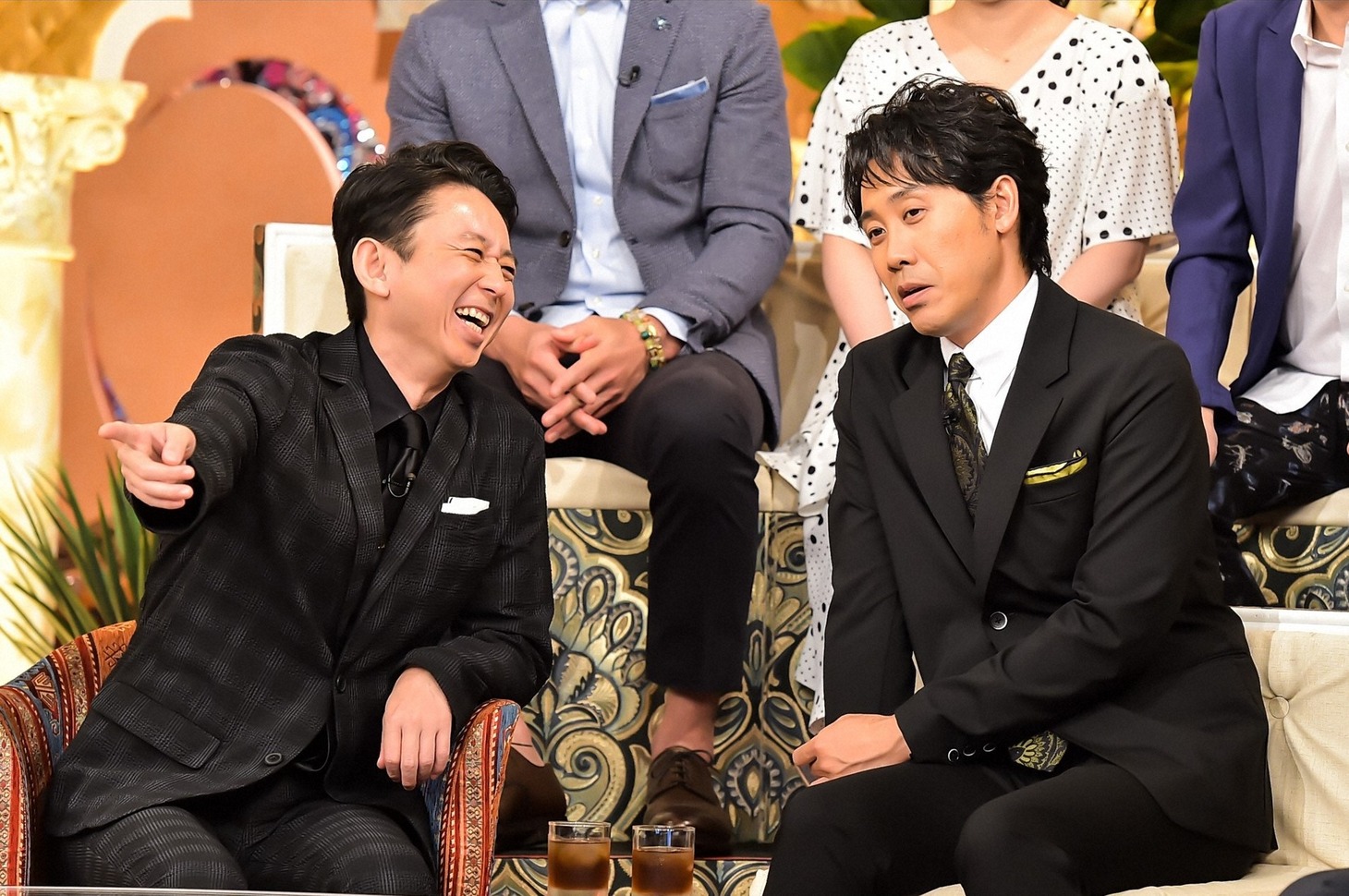 （左から）有吉弘行、大泉洋。(c)TBS