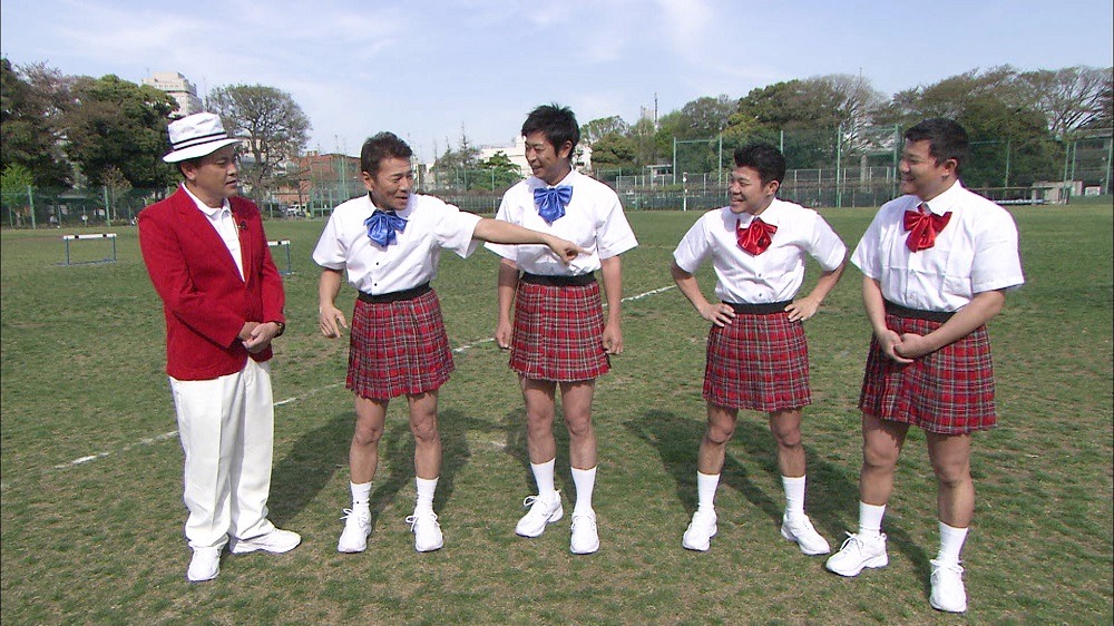 「くりぃむナンチャラ」の「ミニスカート陸上」に出演する（左から）くりぃむしちゅー、パンサー尾形、亀田興毅、亀田大毅。(c)テレビ朝日