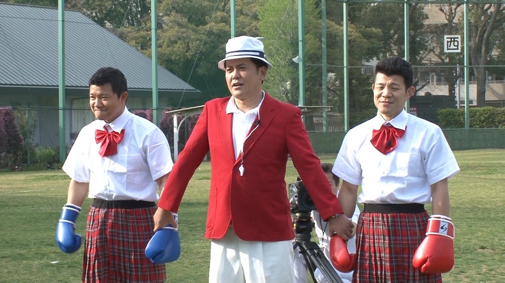 （左から）亀田大毅、くりぃむしちゅー有田、亀田興毅。(c)テレビ朝日