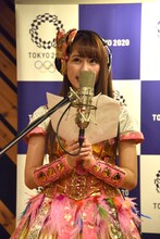 公開アフレコに臨む佐々木彩夏。