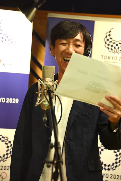 公開アフレコに臨む東京03飯塚。
