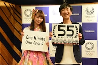 左から佐々木彩夏、東京03飯塚。