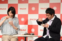 ヨーグルトバークを試食する（左から）のん、さらば青春の光・森田。