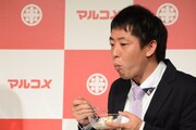 ヨーグルトバークを試食するさらば青春の光・森田。