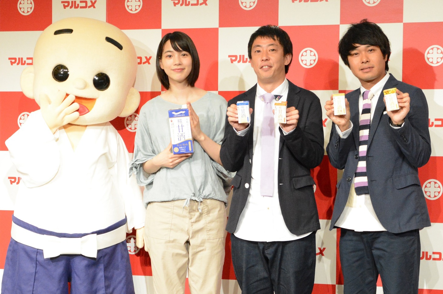 左からマルコメくん、のん、さらば青春の光。