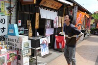 「冒険発掘バラエティ 霜降り明星のあてみなげ」ロケ中の様子。(c)静岡朝日テレビ