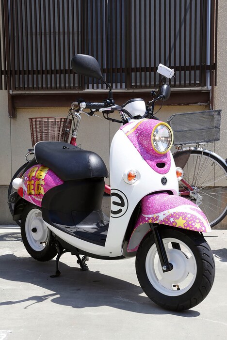 中居正広が乗車する電動バイク。(c)テレビ東京