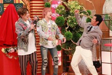 「ホンマでっか!?TV」に出演する（左から）EXIT、明石家さんま。(c)フジテレビ