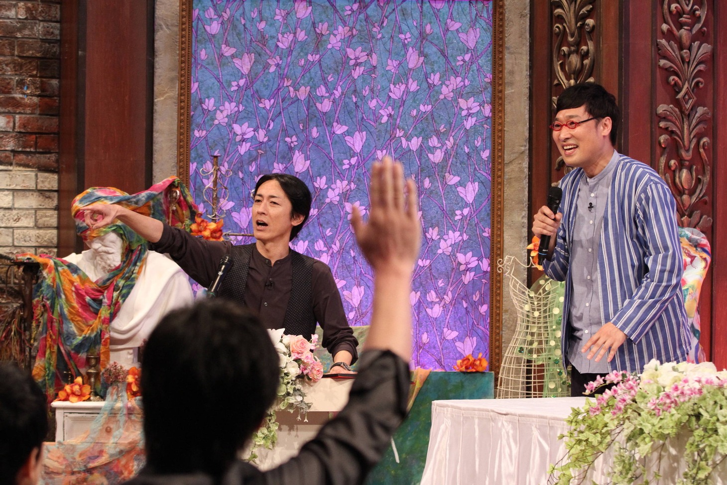 （左から）ナインティナイン矢部、南海キャンディーズ山里。(c)フジテレビ