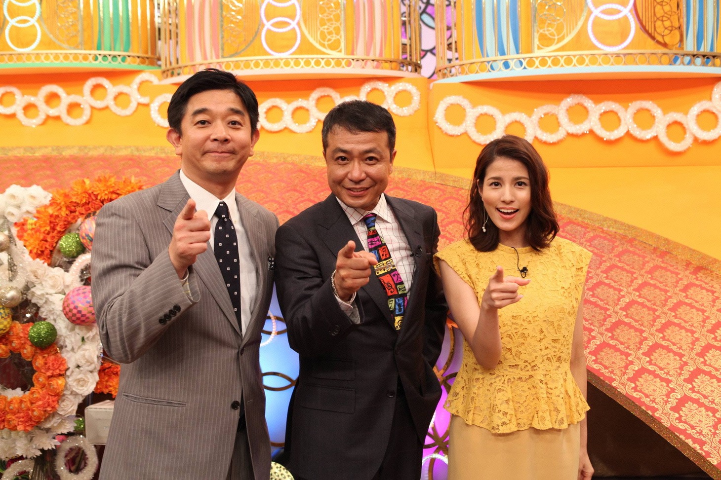 MCの中山秀征（中央）と伊藤利尋アナ（左）、永島優美アナ（右）。(c)フジテレビ