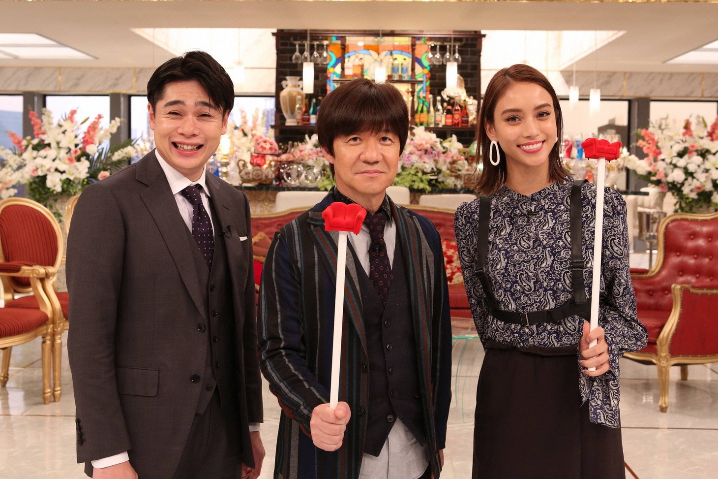 「初対面トークショー!! 内村カレン特別編！こんな相席どうですかSP」に出演する（左から）平成ノブシコブシ吉村、内村光良、滝沢カレン。(c)フジテレビ