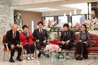 （左から）バイきんぐ小峠、ハリセンボン春菜、平成ノブシコブシ吉村、内村光良、滝沢カレン。(c)フジテレビ