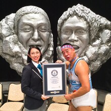 「30秒間でブリーフパンツを最も多く穿いた数」でギネス認定を受けたチェリー吉武（左）。