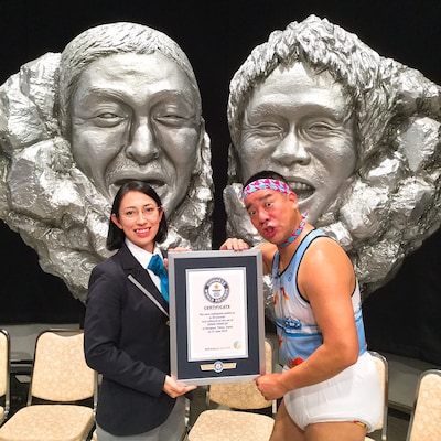 「30秒間でブリーフパンツを最も多く穿いた数」でギネス認定を受けたチェリー吉武（左）。