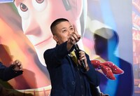 「IKKOで～す！」と挨拶するチョコレートプラネット松尾。