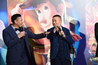 「IKKOで～す！」と自己紹介するチョコレートプラネット松尾（右）と止める長田（左）。