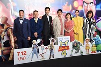 左からチョコレートプラネット、竜星涼、唐沢寿明、戸田恵子、新木優子、ダイアモンド☆ユカイ。