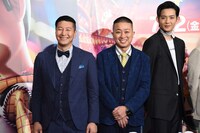 チョコレートプラネットと竜星涼（右）。