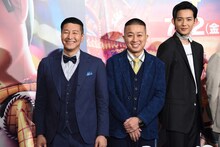 チョコレートプラネットと竜星涼（右）。