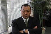 TKO木下演じる、丸越百貨店の販売促進部部長・深町智博。