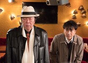 古田新太扮する岩切組の組長・岩切猛（左）とムロツヨシ扮する狛江光雄（右）。