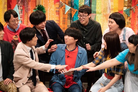 尾崎世界観（中央）と「ウケメン」メンバー。(c)フジテレビ