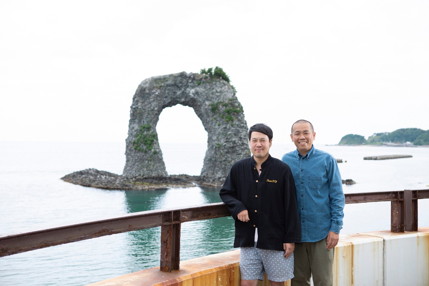 「タカアンドトシの“北海道奥尻島上陸”今夜、宿ナシ二人旅」に出演する、タカアンドトシ。(c)UHB/YOSHIMOTO KOGYO