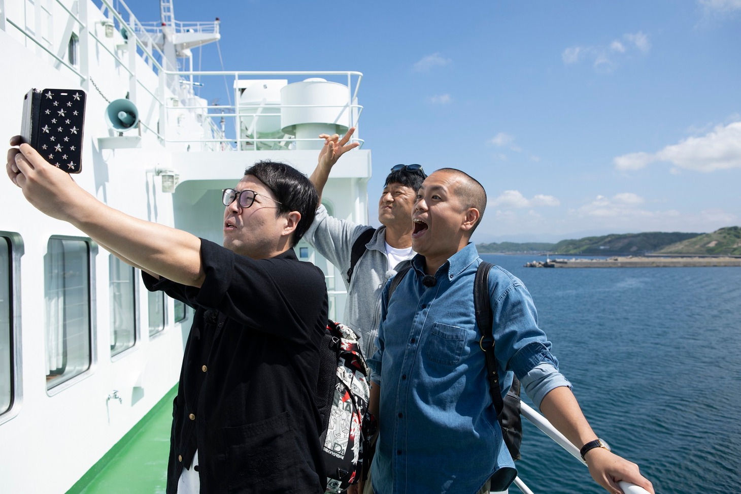 タカアンドトシと武田修宏（後方）。(c)UHB/YOSHIMOTO KOGYO
