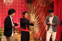 「ネタパレ」でコラボネタを披露する（左から）宮下草薙、アルコ＆ピース平子。(c)フジテレビ