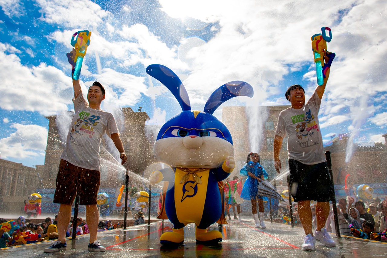 「ミニオン・クール・ファッションショー」に参加したバナナマンとスノーボール。（画像提供：ユニバーサル・スタジオ・ジャパン）