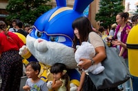 パーク内に現れ来場者と交流するスノーボール。（画像提供：ユニバーサル・スタジオ・ジャパン）