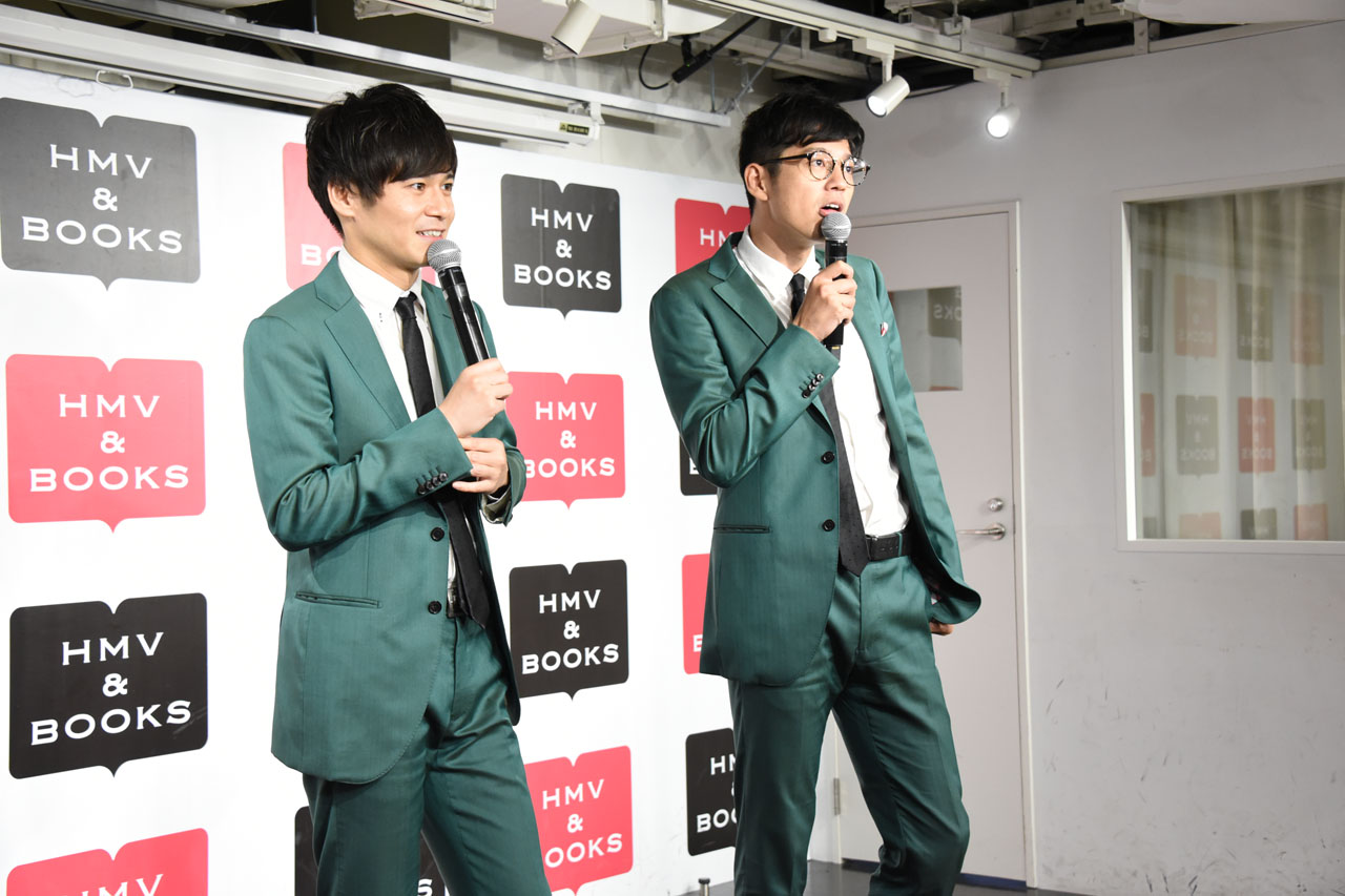 “イキった”多田の真似をするトット桑原（右）。