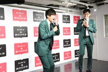 耳を塞いで「あー！」と叫び、桑原の言うことをシャットアウトするトット多田（左）。